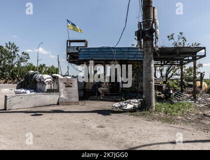 ©Sadak Souici / le Pictorium/MAXPPP - Kharkiv 04/06/2022 Sadak Souici / le Pictorium - 4/6/2022 - Ukraine / Kharkiv - le dernier checkpoint ukrainien avant les lignes russes, dans le nord de Kharkiv. La voile, cette position a ete touchee par deux missiles Grad. / 4/6/2022 - Ukraine / Kharkiv - le dernier point de contrôle ukrainien avant les lignes russes, dans le nord de Kharkiv. La veille, cette position a été frappée par deux missiles Grad. Banque D'Images