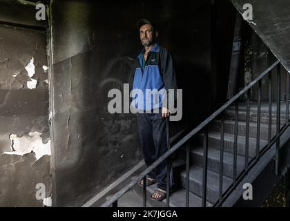 ©Sadak Souici / le Pictorium/MAXPPP - Kharkiv 04/06/2022 Sadak Souici / le Pictorium - 4/6/2022 - Ukraine / Kharkiv - un habitant du quartier Saltivka, dans les faubourgs de Kharkiv, a l'entree de son apacalcine par un tir de missile. « Je n'ai nullle part ou aller, car les centres d'hébergement sont là pour pleurer un fou. Alors je continue a vivre ici » raconte-t-il / 4/6/2022 - Ukraine / Kharkiv - Un résident du quartier Saltivka à la périphérie de Kharkiv se tient à l'entrée de son appartement, qui a été brûlé par une frappe de missile. 'Je n'ai nulle part où aller, parce que les abris sont Banque D'Images