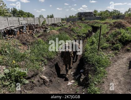 ©Sadak Souici / le Pictorium/MAXPPP - Kharkiv 04/06/2022 Sadak Souici / le Pictorium - 4/6/2022 - Ukraine / Kharkiv - l'armee ukrainienne se prépare un conforit de longue haleine et s'enterre dans des tranchees. Le territoire russe n'est pas situé à proximité des quelques de kilomètres. « Les habitants de Kharkiv sont historiquement tres se trouve avec la Russie, mais cette period est desornais revolue », estime un soldat ukrainien russophone originaire de la ville. / 4/6/2022 - Ukraine / Kharkiv - l'armée ukrainienne se prépare à un conflit à long terme et s'enterre dans des tranchées. terri russe Banque D'Images