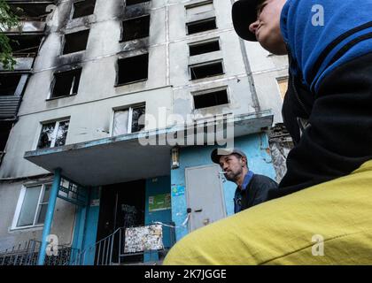 ©Sadak Souici / le Pictorium/MAXPPP - Kharkiv 04/06/2022 Sadak Souici / le Pictorium - 4/6/2022 - Ukraine / Kharkiv - dans la banlieue nord de Kharkiv, un quelques kilomètres de la ligne de front, des habitants se sont regroupes devant leur barre d'immeuble par tir missile. « Les russes frittent de facon totalement erratique » temoignent-ils. / 4/6/2022 - Ukraine / Kharkiv - dans la banlieue nord de Kharkiv, à quelques kilomètres de la ligne de front, les résidents se sont rassemblés devant leur bâtiment, qui a été brûlé par une frappe de missile. « Les Russes frappent totalement Banque D'Images