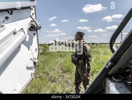 ©Sadak Souici / le Pictorium/MAXPPP - Kharkiv 04/06/2022 Sadak Souici / le Pictorium - 4/6/2022 - Ukraine / Kharkiv - le commandant Aleksandr, chef d'une position ukrainienne sur la ligne de front de Kharkiv, pointe en direction des troupes russes situees a moq kilomètres. / 4/6/2022 - Ukraine / Kharkiv - le commandant Aleksandr, chef d'une position de première ligne ukrainienne à Kharkiv, pointe vers les troupes russes à moins de cinq kilomètres. Banque D'Images