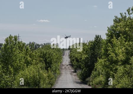 ©Sadak Souici / le Pictorium/MAXPPP - Kharkiv 06/06/2022 Sadak Souici / le Pictorium - 6/6/2022 - Ukraine / Kharkiv - un hélicoptère de combat ukrainien vol en rase-mottes au-dessus de Malaya Rohan pres de Kharkiv. La ligne de front avec la Russie n'est pas éloigné que d'une quinzaine de kilomètres. / 6/6/2022 - Ukraine / Kharkiv - Un hélicoptère de combat ukrainien survole Malaya Rohan près de Kharkiv. La ligne de front avec la Russie est à seulement 15 kilomètres. Banque D'Images