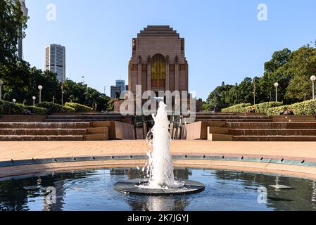 La passerelle Cascade de l'extension du Centenaire jusqu'au Mémorial de l'ANZAC à Hyde Park à Sydney, en Australie Banque D'Images