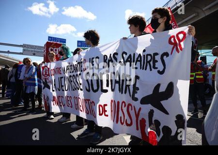 ©PHOTOPQR/LE PARISIEN/Olivier Arandel ; Roissy ; 01/07/2022 ; Roissy (95), France Vendredi 1 juillet 2022 deuxième jour de grève à l’aéroport de Roissy Charles de Gaulle. - Paris, aéroport de Roissy, juillet 1st 2022 mouvement de grève à l'aéroport de Roissy Charles-de-Gaulle pour dénoncer le manque de personnel, en raison des départs pendant le Covid et la forte reprise du trafic aérien 10% des vols annulés au début des vacances d'été Banque D'Images