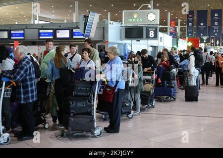 ©PHOTOPQR/LE PARISIEN/Olivier Arandel ; Roissy ; 01/07/2022 ; Roissy (95), France Vendredi 1 juillet 2022 deuxième jour de grève à l’aéroport de Roissy Charles de Gaulle. - Paris, aéroport de Roissy, juillet 1st 2022 mouvement de grève à l'aéroport de Roissy Charles-de-Gaulle pour dénoncer le manque de personnel, en raison des départs pendant le Covid et la forte reprise du trafic aérien 10% des vols annulés au début des vacances d'été Banque D'Images