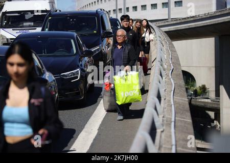 ©PHOTOPQR/LE PARISIEN/Olivier Arandel ; Roissy ; 01/07/2022 ; Roissy (95), France Vendredi 1er juillet 2022 2E jour de grève à l’aéroport Roissy Charles de Gaulle - Paris, aéroport Roissy, juillet 1st 2022 grève à l’aéroport de Roissy Charles-de-Gaulle pour dénoncer le manque de personnel, en raison des départs pendant le covid et de la forte reprise du trafic aérien, 10 % des vols annulés au début des vacances d'été Banque D'Images