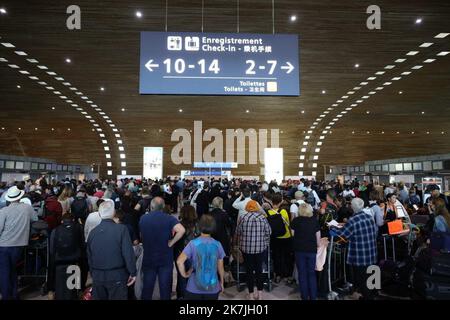 ©PHOTOPQR/LE PARISIEN/Olivier Arandel ; Roissy ; 01/07/2022 ; Roissy (95), France Vendredi 1 juillet 2022 deuxième jour de grève à l’aéroport de Roissy Charles de Gaulle. - Paris, aéroport de Roissy, juillet 1st 2022 mouvement de grève à l'aéroport de Roissy Charles-de-Gaulle pour dénoncer le manque de personnel, en raison des départs pendant le Covid et la forte reprise du trafic aérien 10% des vols annulés au début des vacances d'été Banque D'Images