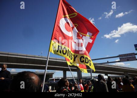 ©PHOTOPQR/LE PARISIEN/Olivier Arandel ; Roissy ; 01/07/2022 ; Roissy (95), France Vendredi 1 juillet 2022 deuxième jour de grève à l’aéroport de Roissy Charles de Gaulle. - Paris, aéroport de Roissy, juillet 1st 2022 mouvement de grève à l'aéroport de Roissy Charles-de-Gaulle pour dénoncer le manque de personnel, en raison des départs pendant le Covid et la forte reprise du trafic aérien 10% des vols annulés au début des vacances d'été Banque D'Images