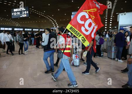 ©PHOTOPQR/LE PARISIEN/Olivier Arandel ; Roissy ; 01/07/2022 ; Roissy (95), France Vendredi 1 juillet 2022 deuxième jour de grève à l’aéroport de Roissy Charles de Gaulle. - Paris, aéroport de Roissy, juillet 1st 2022 mouvement de grève à l'aéroport de Roissy Charles-de-Gaulle pour dénoncer le manque de personnel, en raison des départs pendant le Covid et la forte reprise du trafic aérien 10% des vols annulés au début des vacances d'été Banque D'Images