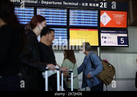 ©PHOTOPQR/LE PARISIEN/Olivier Arandel ; Roissy ; 01/07/2022 ; Roissy (95), France Vendredi 1 juillet 2022 deuxième jour de grève à l’aéroport de Roissy Charles de Gaulle. - Paris, aéroport de Roissy, juillet 1st 2022 mouvement de grève à l'aéroport de Roissy Charles-de-Gaulle pour dénoncer le manque de personnel, en raison des départs pendant le Covid et la forte reprise du trafic aérien 10% des vols annulés au début des vacances d'été Banque D'Images