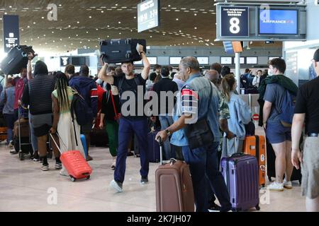 ©PHOTOPQR/LE PARISIEN/Olivier Arandel ; Roissy ; 01/07/2022 ; Roissy (95), France Vendredi 1 juillet 2022 deuxième jour de grève à l’aéroport de Roissy Charles de Gaulle. - Paris, aéroport de Roissy, juillet 1st 2022 mouvement de grève à l'aéroport de Roissy Charles-de-Gaulle pour dénoncer le manque de personnel, en raison des départs pendant le Covid et la forte reprise du trafic aérien 10% des vols annulés au début des vacances d'été Banque D'Images