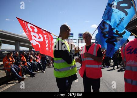 ©PHOTOPQR/LE PARISIEN/Olivier Arandel ; Roissy ; 01/07/2022 ; Roissy (95), France Vendredi 1er juillet 2022 2E jour de grève à l’aéroport Roissy Charles de Gaulle - Paris, aéroport Roissy, juillet 1st 2022 grève à l’aéroport de Roissy Charles-de-Gaulle pour dénoncer le manque de personnel, en raison des départs pendant le covid et de la forte reprise du trafic aérien, 10 % des vols annulés au début des vacances d'été Banque D'Images