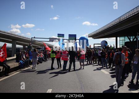 ©PHOTOPQR/LE PARISIEN/Olivier Arandel ; Roissy ; 01/07/2022 ; Roissy (95), France Vendredi 1er juillet 2022 2E jour de grève à l’aéroport Roissy Charles de Gaulle - Paris, aéroport Roissy, juillet 1st 2022 grève à l’aéroport de Roissy Charles-de-Gaulle pour dénoncer le manque de personnel, en raison des départs pendant le covid et de la forte reprise du trafic aérien, 10 % des vols annulés au début des vacances d'été Banque D'Images