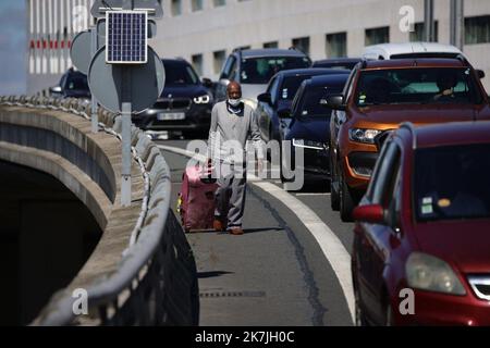 ©PHOTOPQR/LE PARISIEN/Olivier Arandel ; Roissy ; 01/07/2022 ; Roissy (95), France Vendredi 1er juillet 2022 2E jour de grève à l’aéroport Roissy Charles de Gaulle - Paris, aéroport Roissy, juillet 1st 2022 grève à l’aéroport de Roissy Charles-de-Gaulle pour dénoncer le manque de personnel, en raison des départs pendant le covid et de la forte reprise du trafic aérien, 10 % des vols annulés au début des vacances d'été Banque D'Images