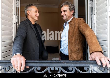 ©PHOTOPQR/Ouest FRANCE/Martin ROCHE ; paris ce dimande 03 juillet 2022 , rencontre dans une brasserie parisienne avec Dominique Rocheteau et Pierre Littbarski pour les 30 ans de la demi-finale due à Séville ; France Allemagne . Paris, France, juillet 3rd 2022. Photo pour souligner le 30th anniversaire de la demi-finale euopèenne du football à Séville en France et en Allemagne, avec Pierre Rocheteau et Pierre Littbarsk Banque D'Images