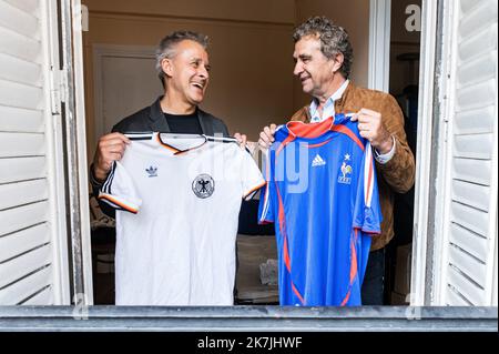 ©PHOTOPQR/Ouest FRANCE/Martin ROCHE ; paris ce dimande 03 juillet 2022 , rencontre dans une brasserie parisienne avec Dominique Rocheteau et Pierre Littbarski pour les 30 ans de la demi-finale due à Séville ; France Allemagne . Paris, France, juillet 3rd 2022. Photo pour souligner le 30th anniversaire de la demi-finale euopèenne du football à Séville en France et en Allemagne, avec Pierre Rocheteau et Pierre Littbarsk Banque D'Images