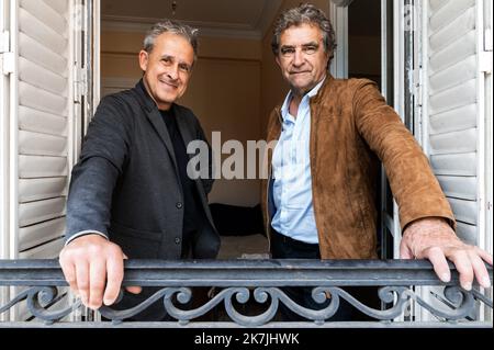 ©PHOTOPQR/Ouest FRANCE/Martin ROCHE ; paris ce dimande 03 juillet 2022 , rencontre dans une brasserie parisienne avec Dominique Rocheteau et Pierre Littbarski pour les 30 ans de la demi-finale due à Séville ; France Allemagne . Paris, France, juillet 3rd 2022. Photo pour souligner le 30th anniversaire de la demi-finale euopèenne du football à Séville en France et en Allemagne, avec Pierre Rocheteau et Pierre Littbarsk Banque D'Images