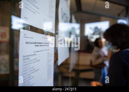 ©PHOTOPQR/LA NOUVELLE RÉPUBLIQUE/Mathieu Herduin mherduin ; POITIERS ; 05/07/2022 ; les résultats du baccalauréat au lycée Camille Guerin de Poitiers, le 5 juillet 2022. Photo NR Mathieu Herduin - France, juillet 5th 2022 Résultats de l'examen du baccalauréat Banque D'Images