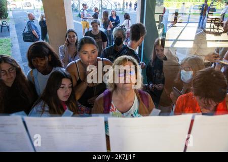 ©PHOTOPQR/LA NOUVELLE RÉPUBLIQUE/Mathieu Herduin mherduin ; POITIERS ; 05/07/2022 ; les résultats du baccalauréat au lycée Camille Guerin de Poitiers, le 5 juillet 2022. Photo NR Mathieu Herduin - France, juillet 5th 2022 Résultats de l'examen du baccalauréat Banque D'Images