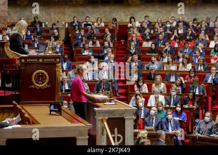 ©Sébastien Muylaert/MAXPPP - Paris 06/07/2022 cours de politique générale d'Elisabeth borne Premier ministre dans l'hémicycle de l'Assemblée nationale. Paris, 06.07.2022 - le Premier ministre français Elisabeth borne prononce un discours au Parlement à l'intérieur de l'Assemblée nationale à Paris, France, le 06 juillet 2022. Borne décrit les priorités de la politique du gouvernement dans son premier discours au Parlement. Banque D'Images