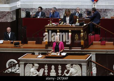 ©Sébastien Muylaert/MAXPPP - Paris 06/07/2022 cours de politique générale d'Elisabeth borne Premier ministre dans l'hémicycle de l'Assemblée nationale. Paris, 06.07.2022 - le Premier ministre français Elisabeth borne prononce un discours au Parlement à l'intérieur de l'Assemblée nationale à Paris, France, le 06 juillet 2022. Borne décrit les priorités de la politique du gouvernement dans son premier discours au Parlement. Banque D'Images