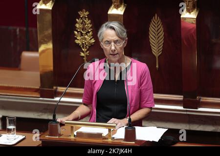 ©Sébastien Muylaert/MAXPPP - Paris 06/07/2022 cours de politique générale d'Elisabeth borne Premier ministre dans l'hémicycle de l'Assemblée nationale. Paris, 06.07.2022 - le Premier ministre français Elisabeth borne prononce un discours au Parlement à l'intérieur de l'Assemblée nationale à Paris, France, le 06 juillet 2022. Borne décrit les priorités de la politique du gouvernement dans son premier discours au Parlement. Banque D'Images