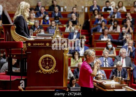 ©Sébastien Muylaert/MAXPPP - Paris 06/07/2022 cours de politique générale d'Elisabeth borne Premier ministre dans l'hémicycle de l'Assemblée nationale. Paris, 06.07.2022 - le Premier ministre français Elisabeth borne prononce un discours au Parlement à l'intérieur de l'Assemblée nationale à Paris, France, le 06 juillet 2022. Borne décrit les priorités de la politique du gouvernement dans son premier discours au Parlement. Banque D'Images