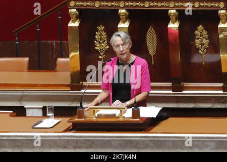 ©Sébastien Muylaert/MAXPPP - Paris 06/07/2022 cours de politique générale d'Elisabeth borne Premier ministre dans l'hémicycle de l'Assemblée nationale. Paris, 06.07.2022 - le Premier ministre français Elisabeth borne prononce un discours au Parlement à l'intérieur de l'Assemblée nationale à Paris, France, le 06 juillet 2022. Borne décrit les priorités de la politique du gouvernement dans son premier discours au Parlement. Banque D'Images