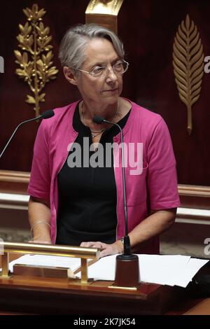 ©Sébastien Muylaert/MAXPPP - Paris 06/07/2022 cours de politique générale d'Elisabeth borne Premier ministre dans l'hémicycle de l'Assemblée nationale. Paris, 06.07.2022 - le Premier ministre français Elisabeth borne prononce un discours au Parlement à l'intérieur de l'Assemblée nationale à Paris, France, le 06 juillet 2022. Borne décrit les priorités de la politique du gouvernement dans son premier discours au Parlement. Banque D'Images