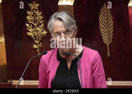 ©Sébastien Muylaert/MAXPPP - Paris 06/07/2022 cours de politique générale d'Elisabeth borne Premier ministre dans l'hémicycle de l'Assemblée nationale. Paris, 06.07.2022 - le Premier ministre français Elisabeth borne prononce un discours au Parlement à l'intérieur de l'Assemblée nationale à Paris, France, le 06 juillet 2022. Borne décrit les priorités de la politique du gouvernement dans son premier discours au Parlement. Banque D'Images