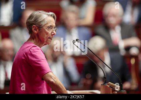 ©Sébastien Muylaert/MAXPPP - Paris 06/07/2022 cours de politique générale d'Elisabeth borne Premier ministre dans l'hémicycle de l'Assemblée nationale. Paris, 06.07.2022 - le Premier ministre français Elisabeth borne prononce un discours au Parlement à l'intérieur de l'Assemblée nationale à Paris, France, le 06 juillet 2022. Borne décrit les priorités de la politique du gouvernement dans son premier discours au Parlement. Banque D'Images