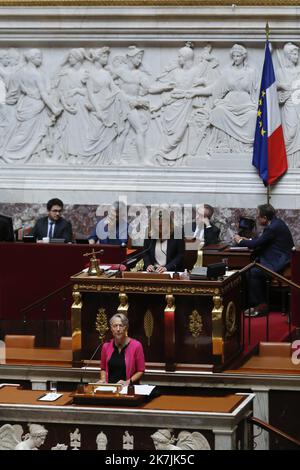 ©Sébastien Muylaert/MAXPPP - Paris 06/07/2022 cours de politique générale d'Elisabeth borne Premier ministre dans l'hémicycle de l'Assemblée nationale. Paris, 06.07.2022 - le Premier ministre français Elisabeth borne prononce un discours au Parlement à l'intérieur de l'Assemblée nationale à Paris, France, le 06 juillet 2022. Borne décrit les priorités de la politique du gouvernement dans son premier discours au Parlement. Banque D'Images