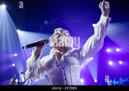 ©Simon Becker / le Pictorium/MAXPPP - Montreux 05/07/2022 Simon Becker / le Pictorium - 5/7/2022 - Suisse / Lac Léman / Montreux - Rebecca Taylor aka Self Esteem in concert au Montreux Jazz Festival le 5 juillet 2022. / 5/7/2022 - Suisse / Lac Léman / Montreux - Rebecca Taylor aka Self Esteem se produit en direct au Montreux Jazz Festival le 5 juillet 2022 Banque D'Images