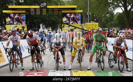 ©PHOTOPQR/LE PROGRES/Philippe TRIAS - 09/07/2022 - Tour de France, Dole, 9 juillet 2022. -8ème étape du tour de France, Dole > Lausanne. This 8ème étape is part de la ville de Dole pour celle de Lausanne en Suisse sur 186,3km de route sinueuses à travers le Jura. Les maillots distinctifs sur la ligne de départ. - L'édition 109th de la course cycliste Tour de France a lieu du 01 au 24 juillet 2022 - - Banque D'Images