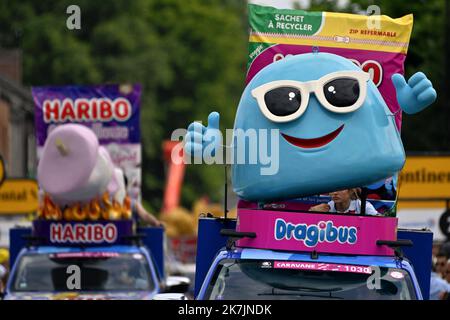 ©PHOTOPQR/L'EST REPUBLICAIN/ALEXANDRE MARCHI ; ARENBERG ; 06/07/2022 ; SPORT - CYCLISTE - TOUR DE FRANCE 2022 - 109 ÉDITION EME - TDF - 5 ETAPE ETAPE - LILLE - WALLERS ARENBERG PORTE DU HAINAUT - ARRIVEE - HARIBO - DRAGIBUS. Arenberg 6 juillet 2022. La caravane publicitaire des bonbons HARIBO. PHOTO Alexandre MARCHI. - L'édition 109th de la course cycliste Tour de France a lieu du 01 au 24 juillet 2022 - - Banque D'Images