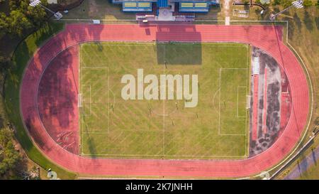 Terrain d'entraînement de football aérien, jeu de football à l'œil d'oiseau, vue de dessus d'un terrain de football. Banque D'Images