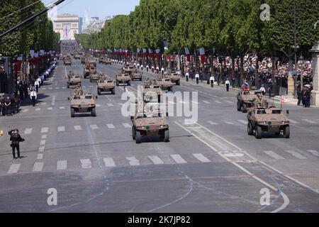 ©PHOTOPQR/LE PARISIEN/Olivier Arandel ; Paris ; 14/07/2022 ; Paris, France Jeudi 14 juillet 2022 Défilé militaire sur les champs Elysées le thème de la cérémonie du 14-juillet est 'partenaire la flamme' Véhicules blindés. LP/Olivier Arandel le président français Emmanuel Macron préside le défilé de 14 juillet à Paris. Journée nationale Banque D'Images