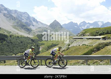 DAVID PINTENS/BELGA/MAXPPP - Sud-africain Louis Meintjes d'Intermarche Wanty-Gobert Materiaux et Allemand Georg Zimmermann d'Intermarche Wanty-Gobert Materiaux photographiés en action pendant la phase douze de la course cycliste Tour de France, une 166km course de Briançon à Alpe d'Huez, France, le jeudi 14 juillet 2022. Le Tour de France de cette année a lieu du 01 au 24 juillet 2022. BELGA PHOTO DAVID PINTENS - SORTIE ROYAUME-UNI Banque D'Images