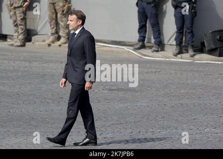 ©Sébastien Muylaert/MAXPPP - Paris 14/07/2022 Emmanuel Macron Président de la République suspendu la revue des troupes lors de la cérémonie du 14 juillet 2022, place de la Concorde. Paris, 14.07.2022 - 14 juillet en France, Paris. Banque D'Images