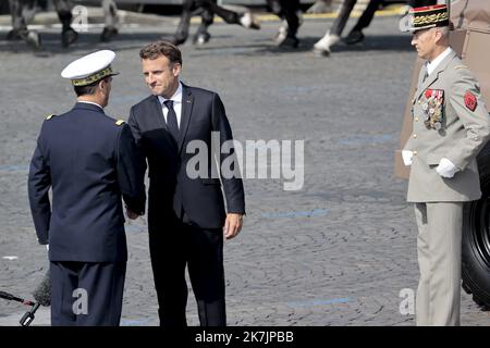 ©Sébastien Muylaert/MAXPPP - Paris 14/07/2022 Emmanuel Macron Président de la République suspendu la revue des troupes lors de la cérémonie du 14 juillet 2022, place de la Concorde. Paris, 14.07.2022 - 14 juillet en France, Paris. Banque D'Images