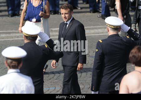 ©Sébastien Muylaert/MAXPPP - Paris 14/07/2022 Emmanuel Macron Président de la République suspendu la revue des troupes lors de la cérémonie du 14 juillet 2022, place de la Concorde. Paris, 14.07.2022 - 14 juillet en France, Paris. Banque D'Images