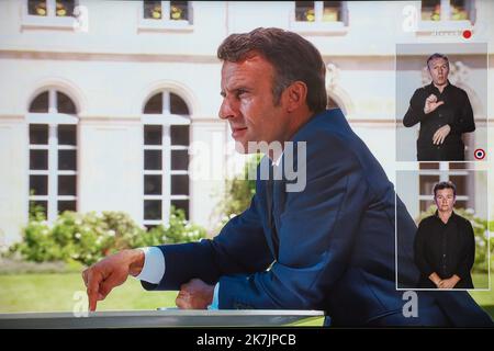 ©PHOTOPQR/LE PARISIEN/Fred Dugit ; Paris ; 14/07/2022 ; politique Paris (VIIIe), le 14 juillet 2022 Concours du président de la république Emmanuel Macron. Première interview télévisée de son second quinquennat à l'occasion de la fête nationale du 14 juillet, mise en place par les deux journaux Anne-Claire Coudray (TF1) et Caroline Roux (France télévision) photo LP / Fred Dugit - Discours du Président de la République Emmanuel Macron. Première interview télévisée de son deuxième quinquenné à l'occasion de la fête nationale de 14 juillet, menée par les deux journalistes Anne-Claire Coudray (TF1) Banque D'Images