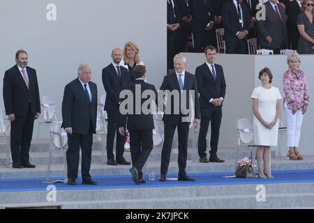 ©Sébastien Muylaert/MAXPPP - Paris 14/07/2022 Emmanuel Macron Président de la République saluée Bruno le Maire Ministre de l'economie lors de la cérémonie du 14 juillet 2022, place de la Concorde. Paris, 14.07.2022 - 14 juillet en France, Paris. Banque D'Images