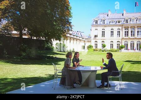 ©PHOTOPQR/LE PARISIEN/Fred Dugit ; Paris ; 14/07/2022 ; politique Paris (VIIIe), le 14 juillet 2022 Concours du président de la république Emmanuel Macron. Première interview télévisée de son second quinquennat à l'occasion de la fête nationale du 14 juillet, mise en place par les deux journaux Anne-Claire Coudray (TF1) et Caroline Roux (France télévision) photo LP / Fred Dugit - Discours du Président de la République Emmanuel Macron. Première interview télévisée de son deuxième quinquenné à l'occasion de la fête nationale de 14 juillet, menée par les deux journalistes Anne-Claire Coudray (TF1) Banque D'Images