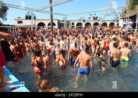 ©PHOTOPQR/L'INDÉPENDANT/CLEMTZ MICHEL ; PORT BARCARES ; 05/07/2017 ; PHOTOPQR/L'INDÉPENDANT/MICHEL CLEMTZ / PORT BARCARES LE 12 JUILLET 2017 / ELECTROBEACH / FÊTE DE PISCINE AU MARINA ATLANTIDE AVEC DJ KUNGS / ILLUSTRATION - FÊTE DE PISCINE À MARINA ATLANTIDE AVEC DJ KUNGS / DJ KUNGS Banque D'Images