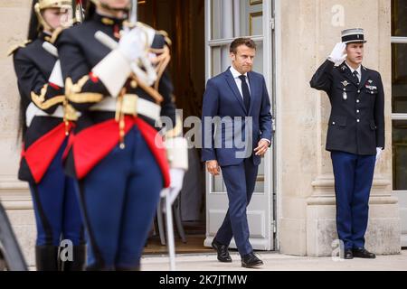 ©THOMAS PADILLA/MAXPPP - 20/07/2022 ; PARIS, FRANCE ; LE PRÉSIDENT DE LA RÉPUBLIQUE, EMMANUEL MACRON RECOIT LE PRÉSIDENT DE L'AUTORITE PALESTINIENNE AU PALAIS DE L'ELYSEE. Le président français Emmanuel Macron reçoit le président palestinien à l'Elysée à Paris, sur 20 juillet 2022. Banque D'Images