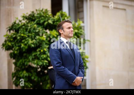 ©THOMAS PADILLA/MAXPPP - 20/07/2022 ; PARIS, FRANCE ; LE PRÉSIDENT DE LA RÉPUBLIQUE, EMMANUEL MACRON RECOIT LE PRÉSIDENT DE L'AUTORITE PALESTINIENNE AU PALAIS DE L'ELYSEE. Le président français Emmanuel Macron reçoit le président palestinien à l'Elysée à Paris, sur 20 juillet 2022. Banque D'Images