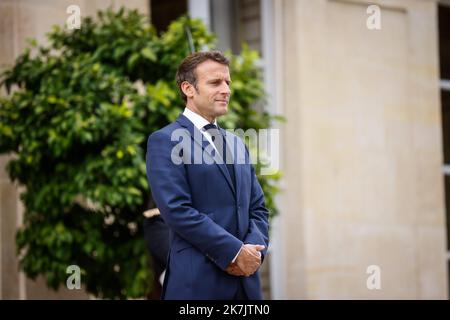 ©THOMAS PADILLA/MAXPPP - 20/07/2022 ; PARIS, FRANCE ; LE PRÉSIDENT DE LA RÉPUBLIQUE, EMMANUEL MACRON RECOIT LE PRÉSIDENT DE L'AUTORITE PALESTINIENNE AU PALAIS DE L'ELYSEE. Le président français Emmanuel Macron reçoit le président palestinien à l'Elysée à Paris, sur 20 juillet 2022. Banque D'Images