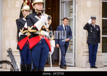 ©THOMAS PADILLA/MAXPPP - 20/07/2022 ; PARIS, FRANCE ; LE PRÉSIDENT DE LA RÉPUBLIQUE, EMMANUEL MACRON RECOIT LE PRÉSIDENT DE L'AUTORITE PALESTINIENNE AU PALAIS DE L'ELYSEE. Le président français Emmanuel Macron reçoit le président palestinien à l'Elysée à Paris, sur 20 juillet 2022. Banque D'Images