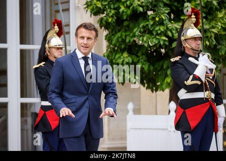 ©THOMAS PADILLA/MAXPPP - 20/07/2022 ; PARIS, FRANCE ; LE PRÉSIDENT DE LA RÉPUBLIQUE, EMMANUEL MACRON RECOIT LE PRÉSIDENT DE L'AUTORITE PALESTINIENNE AU PALAIS DE L'ELYSEE. Le président français Emmanuel Macron reçoit le président palestinien à l'Elysée à Paris, sur 20 juillet 2022. Banque D'Images